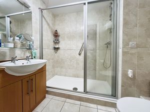 Shower room- click for photo gallery